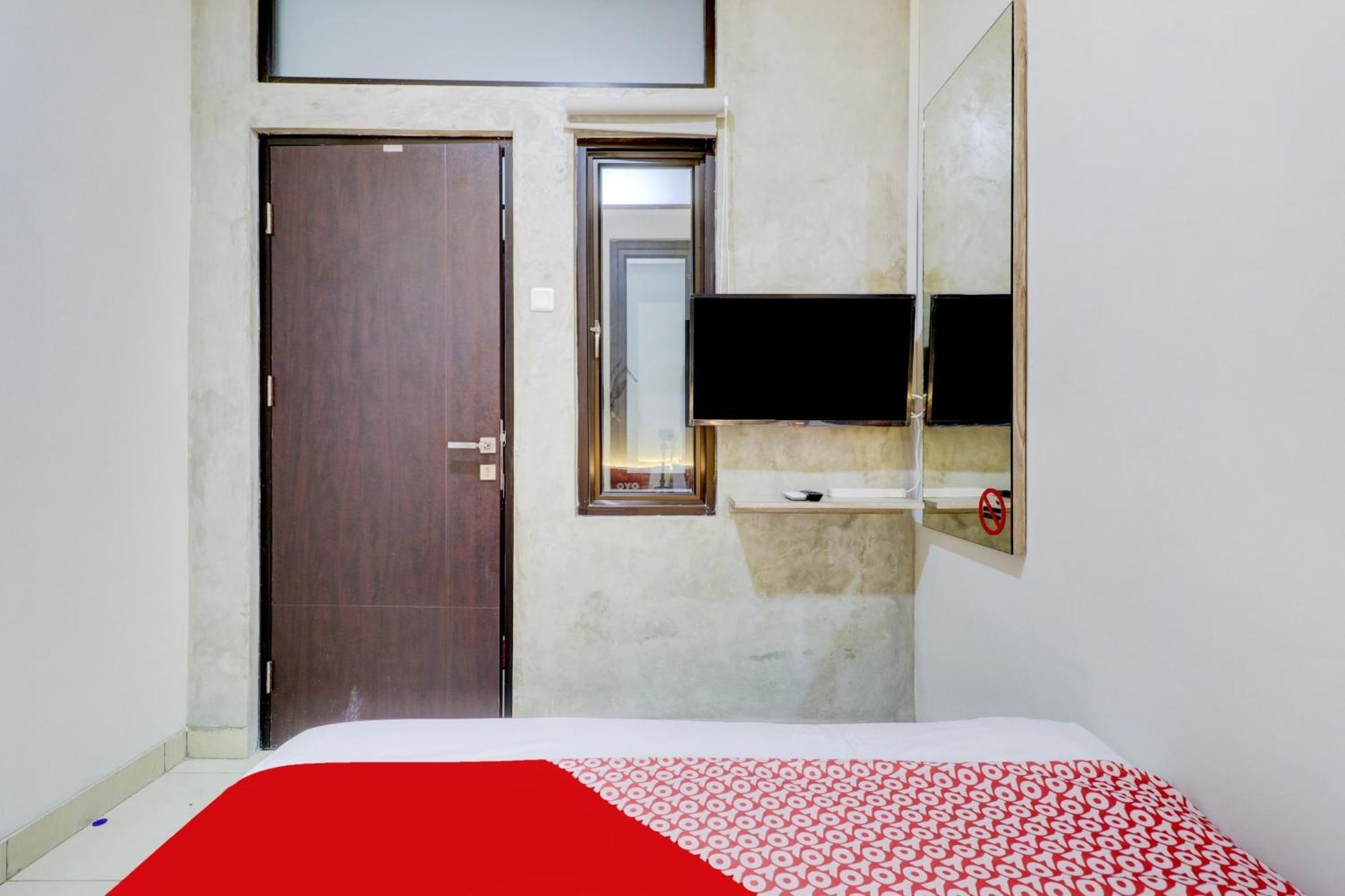 Oyo 90215 Ada Residence Telukjambe Exterior foto